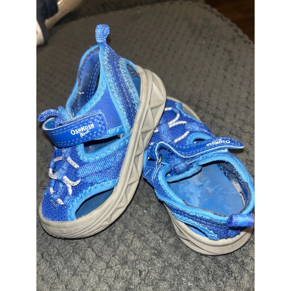 OshKosh Boy's Everyplay Flexible Outsole Bump Toe Blue Sandal size 6